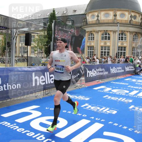 29.06.2025 - hella hamburg halbmarathon Michael Strokosch http://msf.ph/oto/8438365 29.06.2025 10:22:14 Ziel 10650, 18693 meine-sportfotos.de