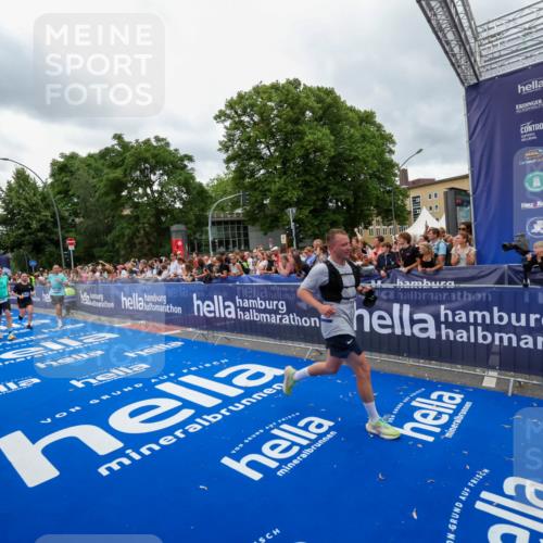 29.06.2025 - hella hamburg halbmarathon Zöllner http://msf.ph/oto/8438406 29.06.2025 10:55:23 Ziel 4189, 5287, 5643, 6723, 6891, 8487, 10263, 11184, 12526, 13236, 13470, 16521, 16985, 17940, 18290, 18380, 18531 meine-sportfotos.de