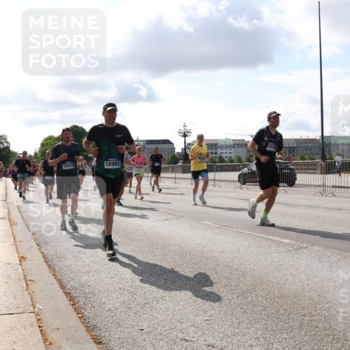 29.06.2025 - hella hamburg halbmarathon Lena Gebhardt http://msf.ph/oto/8438416 29.06.2025 09:52:40 Lombardsbrücke 7191, 12579, 18982, 5477, 371, 1070, 1139, 1163, 1169, 1176, 1220, 1415, 1468, 1512, 1613, 1631, 1782, 2189, 2233, 2788, 3098, 3109, 3124, 3305, 3618, 3852, 3917, 4080, 4277, 4497, 4565, 4691, 4871, 4915, 4933, 4981, 5007, 5011, 5476, 5477, 5682, 6373, 6550, 6711, 6716, 7067, 7191, 7325, 7432, 7451, 7599, 7843, 7865, 7961, 8467, 8852, 9348, 9444, 10493, 10741, 10796, 11062, 11495, 11679, 11779, 12046, 12772, 13403, 13614, 13728, 14257 meine-sportfotos.de