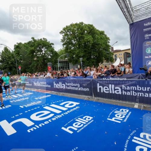 29.06.2025 - hella hamburg halbmarathon Zöllner http://msf.ph/oto/8438435 29.06.2025 10:55:24 Ziel 1130, 4189, 5287, 5643, 6723, 6938, 8487, 10263, 11184, 12526, 13236, 13470, 16985, 17603, 17940, 18290, 18380, 18531 meine-sportfotos.de