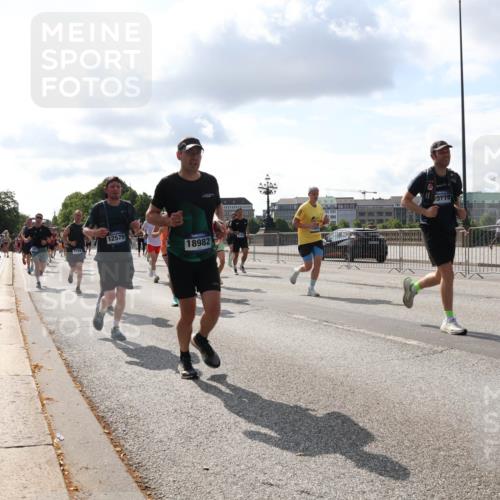 29.06.2025 - hella hamburg halbmarathon Lena Gebhardt http://msf.ph/oto/8438443 29.06.2025 09:52:40 Lombardsbrücke 12579, 18982, 4, 3714, 1070, 1139, 1163, 1169, 1176, 1220, 1415, 1468, 1512, 1613, 1631, 1782, 2189, 2233, 2788, 3098, 3109, 3124, 3305, 3618, 3852, 3917, 4080, 4277, 4497, 4565, 4691, 4871, 4915, 4933, 4981, 5007, 5011, 5476, 5477, 5682, 6373, 6550, 6711, 6716, 7067, 7191, 7325, 7432, 7451, 7599, 7843, 7865, 7961, 8467, 8852, 9348, 9444, 10493, 10741, 10796, 11062, 11495, 11679, 11779, 12046, 12772, 13403, 13614, 13728, 14257 meine-sportfotos.de