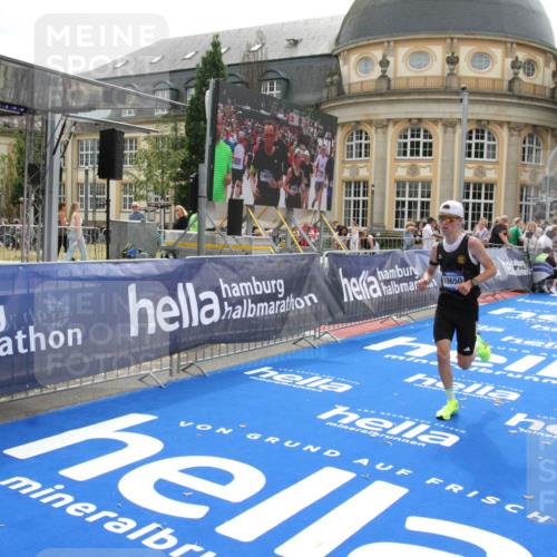 29.06.2025 - hella hamburg halbmarathon Michael Strokosch http://msf.ph/oto/8438445 29.06.2025 10:22:19 Ziel 10650 meine-sportfotos.de