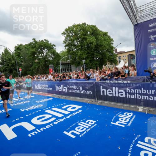 29.06.2025 - hella hamburg halbmarathon Zöllner http://msf.ph/oto/8438453 29.06.2025 10:55:24 Ziel 1130, 4189, 5287, 5643, 6723, 6938, 8487, 10263, 11184, 12526, 13236, 13470, 16985, 17603, 17940, 18290, 18380, 18531 meine-sportfotos.de
