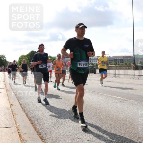 29.06.2025 - hella hamburg halbmarathon Lena Gebhardt http://msf.ph/oto/8438501 29.06.2025 09:52:41 Lombardsbrücke 7191, 12579, 13687, 18982, 371, 1070, 1139, 1163, 1169, 1176, 1220, 1415, 1468, 1512, 1613, 1631, 1782, 2189, 2233, 2788, 3021, 3098, 3109, 3124, 3305, 3618, 3852, 3917, 4080, 4277, 4497, 4565, 4691, 4871, 4915, 4933, 4981, 5007, 5011, 5476, 5477, 5682, 6550, 6716, 7005, 7067, 7191, 7325, 7432, 7451, 7599, 7843, 7865, 7961, 8467, 8852, 9348, 9444, 10493, 10741, 10796, 11062, 11495, 11679, 11779, 12046, 12772, 13403, 13614, 13728, 14257 meine-sportfotos.de