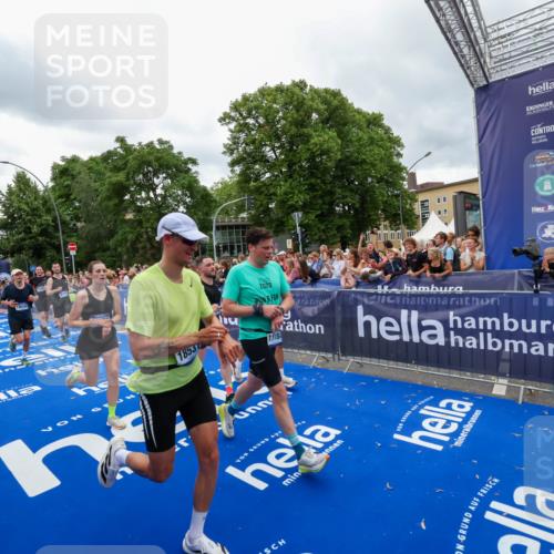 29.06.2025 - hella hamburg halbmarathon Zöllner http://msf.ph/oto/8438518 29.06.2025 10:55:26 Ziel 1130, 2252, 2771, 4189, 4951, 5287, 5643, 6723, 6938, 8487, 11184, 12526, 13234, 13236, 13470, 16213, 16985, 17603, 17940, 18290, 18380, 18531 meine-sportfotos.de