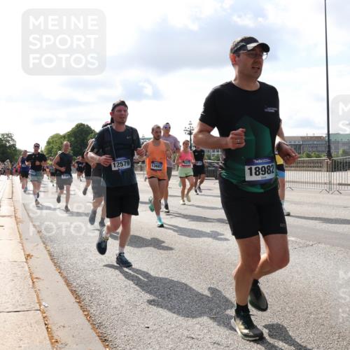 29.06.2025 - hella hamburg halbmarathon Lena Gebhardt http://msf.ph/oto/8438521 29.06.2025 09:52:41 Lombardsbrücke 7191, 12579, 13687, 5477, 18982, 1070, 1139, 1163, 1169, 1176, 1220, 1415, 1468, 1512, 1613, 1631, 1782, 2189, 2233, 2788, 3021, 3098, 3109, 3124, 3305, 3618, 3852, 3917, 4080, 4277, 4497, 4565, 4691, 4871, 4915, 4933, 4981, 5007, 5011, 5476, 5477, 5682, 6550, 6716, 7005, 7067, 7191, 7325, 7432, 7451, 7599, 7843, 7865, 7961, 8467, 8852, 9348, 9444, 10493, 10741, 10796, 11062, 11495, 11679, 11779, 12046, 12772, 13403, 13614, 13728, 14257 meine-sportfotos.de