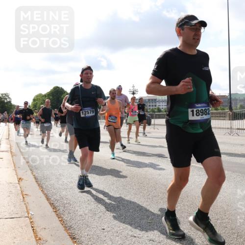 29.06.2025 - hella hamburg halbmarathon Lena Gebhardt http://msf.ph/oto/8438542 29.06.2025 09:52:41 Lombardsbrücke 12579, 7191, 13687, 5477, 18982, 1070, 1139, 1163, 1169, 1176, 1220, 1415, 1468, 1512, 1613, 1631, 1782, 2189, 2233, 2788, 3021, 3098, 3109, 3124, 3305, 3618, 3852, 3917, 4080, 4277, 4497, 4565, 4691, 4871, 4915, 4933, 4981, 5007, 5011, 5476, 5477, 5682, 6550, 6716, 7005, 7067, 7191, 7325, 7432, 7451, 7599, 7843, 7865, 7961, 8467, 8852, 9348, 9444, 10493, 10741, 10796, 11062, 11495, 11679, 11779, 12046, 12772, 13403, 13614, 13728, 14257 meine-sportfotos.de