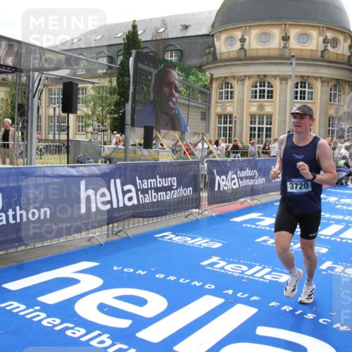 29.06.2025 - hella hamburg halbmarathon Michael Strokosch http://msf.ph/oto/8438646 29.06.2025 10:22:40 Ziel 2618, 3720 meine-sportfotos.de