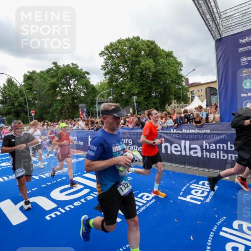 29.06.2025 - hella hamburg halbmarathon Zöllner http://msf.ph/oto/8438687 29.06.2025 10:55:30 Ziel 1130, 2252, 2771, 4189, 4951, 5287, 5319, 6591, 6938, 8487, 12584, 13234, 13236, 14036, 16213, 16334, 16609, 16985, 17603, 17940 meine-sportfotos.de