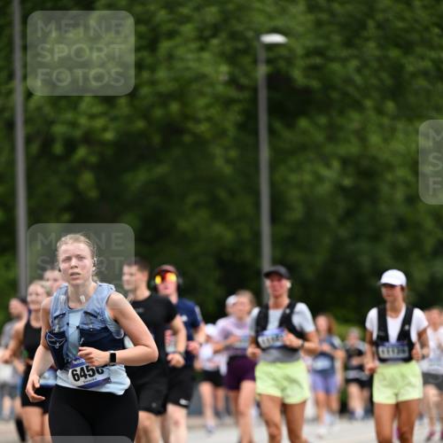 29.06.2025 - hella hamburg halbmarathon Dr. Thomas Lammeyer http://msf.ph/oto/8438716 29.06.2025 10:56:21 Kennedybrücke 1203, 1404, 1418, 1997, 3934, 4087, 4273, 4878, 5062, 5291, 5394, 5534, 6456, 6885, 6954, 6961, 7691, 7770, 7771, 7841, 8040, 8672, 9068, 9220, 9460, 9462, 9582, 9583, 9590, 9594, 9673, 10342, 10830, 10928, 11126, 11127, 11375 meine-sportfotos.de