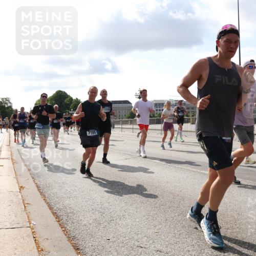 29.06.2025 - hella hamburg halbmarathon Lena Gebhardt http://msf.ph/oto/8438776 29.06.2025 09:52:42 Lombardsbrücke 4497, 7191, 12588, 13687, 1070, 1139, 1163, 1169, 1176, 1220, 1415, 1468, 1512, 1613, 1782, 2189, 2233, 2788, 3021, 3098, 3109, 3124, 3305, 3618, 3852, 3917, 4080, 4277, 4497, 4565, 4691, 4871, 4915, 4933, 4981, 5007, 5011, 5476, 5477, 5682, 6550, 6716, 7005, 7067, 7093, 7191, 7325, 7432, 7451, 7599, 7843, 7865, 7961, 8467, 8852, 9348, 9444, 10493, 10741, 10796, 11062, 11495, 11679, 11779, 12046, 12772, 13403, 13614, 13728, 14257 meine-sportfotos.de