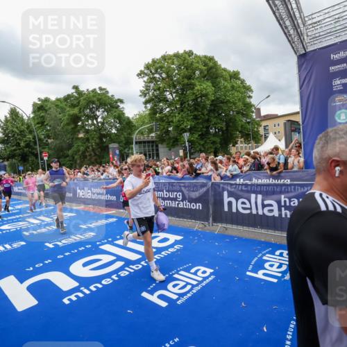29.06.2025 - hella hamburg halbmarathon Zöllner http://msf.ph/oto/8438777 29.06.2025 10:55:31 Ziel 1130, 2252, 2771, 4951, 5287, 5319, 6591, 6938, 12584, 13234, 13267, 14036, 14592, 16213, 16334, 16609, 17603, 17940 meine-sportfotos.de