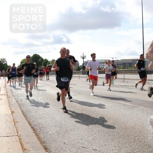 29.06.2025 - hella hamburg halbmarathon Lena Gebhardt http://msf.ph/oto/8438806 29.06.2025 09:52:43 Lombardsbrücke 497, 7191, 1070, 1139, 1163, 1169, 1176, 1220, 1415, 1468, 1512, 1613, 1782, 2189, 2213, 2233, 2788, 2970, 3021, 3098, 3109, 3124, 3305, 3618, 3852, 3917, 3928, 4080, 4277, 4497, 4565, 4691, 4871, 4915, 4933, 4981, 5007, 5011, 5476, 5477, 5682, 6550, 6716, 7005, 7067, 7093, 7191, 7325, 7432, 7451, 7599, 7843, 7865, 7961, 8467, 8852, 9348, 9444, 10493, 10741, 10796, 11062, 11495, 11679, 11779, 12046, 12772, 13403, 13614, 13728, 14257 meine-sportfotos.de