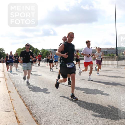 29.06.2025 - hella hamburg halbmarathon Lena Gebhardt http://msf.ph/oto/8438874 29.06.2025 09:52:43 Lombardsbrücke 17259, 4497, 7191, 1070, 1139, 1163, 1169, 1176, 1220, 1415, 1468, 1512, 1613, 1782, 2189, 2213, 2233, 2788, 2970, 3021, 3098, 3109, 3124, 3305, 3618, 3852, 3917, 3928, 4080, 4277, 4497, 4565, 4691, 4871, 4915, 4933, 4981, 5007, 5011, 5476, 5477, 5682, 6550, 6716, 7005, 7067, 7093, 7191, 7325, 7432, 7451, 7599, 7843, 7865, 7961, 8467, 8852, 9348, 9444, 10493, 10741, 10796, 11062, 11495, 11679, 11779, 12046, 12772, 13403, 13614, 13728, 14257 meine-sportfotos.de
