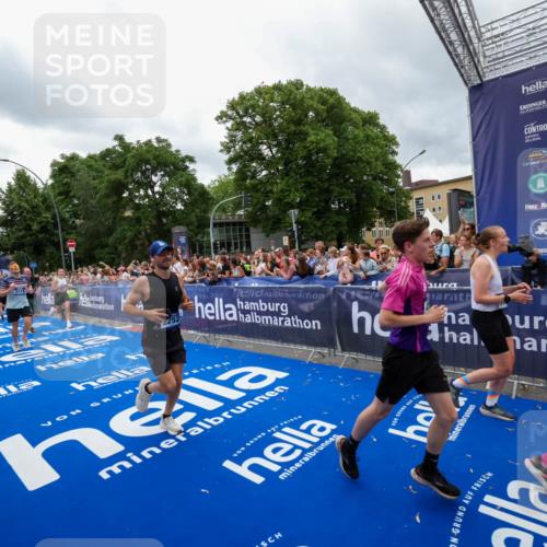 29.06.2025 - hella hamburg halbmarathon Zöllner http://msf.ph/oto/8438949 29.06.2025 10:55:34 Ziel 2252, 2771, 4951, 5319, 6591, 8573, 11554, 11568, 12196, 12544, 12584, 13234, 13267, 14036, 14592, 16110, 16213, 16334, 16609, 17615 meine-sportfotos.de