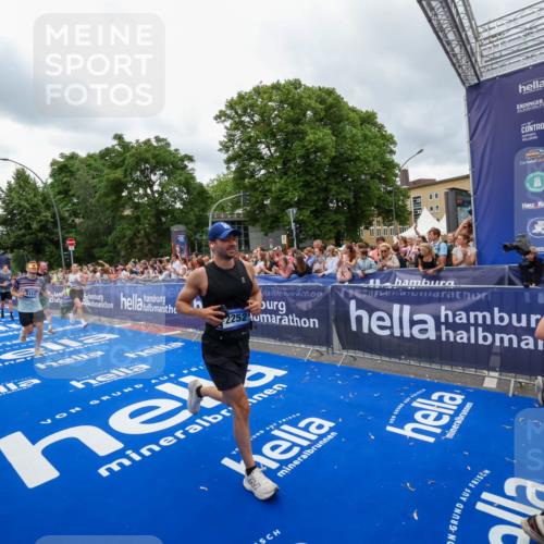 29.06.2025 - hella hamburg halbmarathon Zöllner http://msf.ph/oto/8438964 29.06.2025 10:55:34 Ziel 2252, 2771, 4951, 5319, 6591, 8573, 11554, 11568, 12196, 12544, 12584, 13234, 13267, 14036, 14592, 16110, 16213, 16334, 16609, 17615 meine-sportfotos.de
