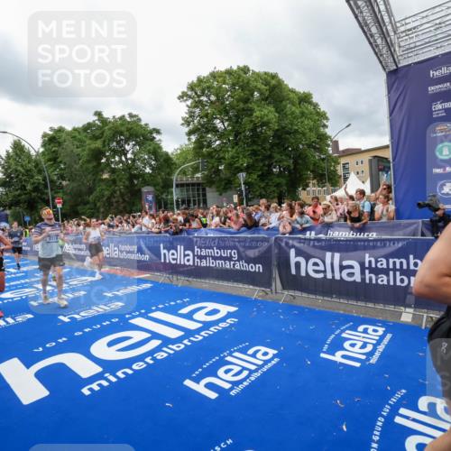 29.06.2025 - hella hamburg halbmarathon Zöllner http://msf.ph/oto/8439001 29.06.2025 10:55:35 Ziel 2252, 3037, 4951, 5319, 6591, 8573, 11554, 11568, 12196, 12544, 12584, 13267, 14036, 14592, 16110, 16213, 16334, 16609, 17615 meine-sportfotos.de