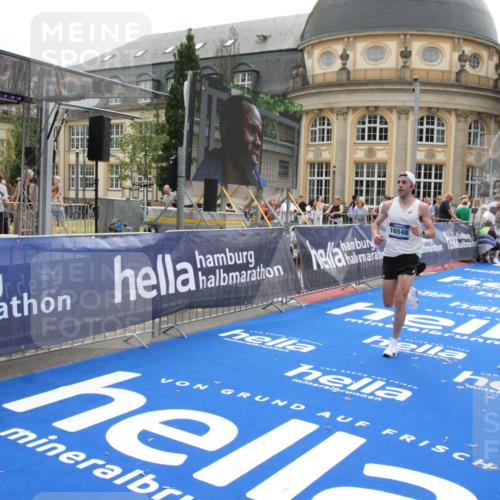 29.06.2025 - hella hamburg halbmarathon Michael Strokosch http://msf.ph/oto/8439009 29.06.2025 10:22:57 Ziel 11624, 16548, 18328 meine-sportfotos.de