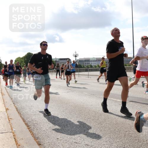 29.06.2025 - hella hamburg halbmarathon Lena Gebhardt http://msf.ph/oto/8439010 29.06.2025 09:52:44 Lombardsbrücke 17259, 4497, 18107, 312, 1070, 1139, 1163, 1169, 1176, 1220, 1415, 1468, 1512, 1613, 1782, 2189, 2213, 2233, 2788, 2970, 3021, 3098, 3109, 3124, 3305, 3618, 3852, 3917, 3928, 4080, 4277, 4497, 4565, 4691, 4871, 4915, 4933, 4981, 5007, 5011, 5476, 5477, 5682, 6550, 6716, 7005, 7067, 7093, 7191, 7325, 7432, 7451, 7599, 7843, 7865, 7961, 8467, 8852, 9348, 9444, 10493, 10741, 10796, 11062, 11495, 11679, 11779, 12046, 12772, 13403, 13614, 13728, 14257 meine-sportfotos.de