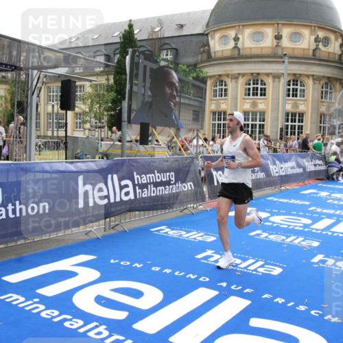 29.06.2025 - hella hamburg halbmarathon Michael Strokosch http://msf.ph/oto/8439026 29.06.2025 10:22:57 Ziel 11624, 16548, 18328 meine-sportfotos.de