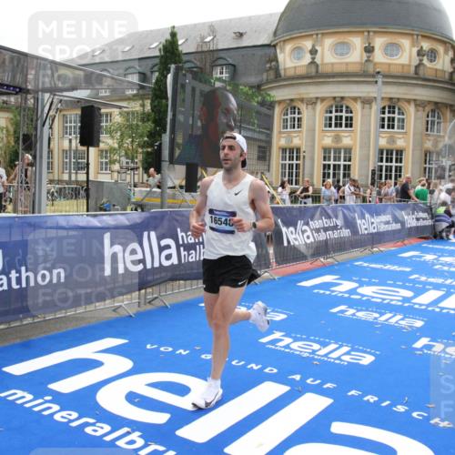 29.06.2025 - hella hamburg halbmarathon Michael Strokosch http://msf.ph/oto/8439036 29.06.2025 10:22:57 Ziel 11624, 16548, 18328 meine-sportfotos.de