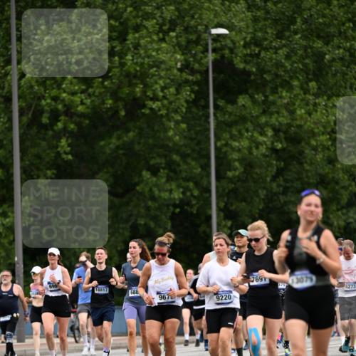 29.06.2025 - hella hamburg halbmarathon Dr. Thomas Lammeyer http://msf.ph/oto/8439056 29.06.2025 10:56:26 Kennedybrücke 1418, 1978, 1997, 3934, 4087, 4273, 4878, 5291, 5394, 5534, 6406, 6456, 6885, 6961, 7691, 7841, 8040, 8196, 8672, 9068, 9070, 9220, 9460, 9462, 9582, 9583, 9590, 9594, 9673, 9730, 10342, 10496, 10830, 10928, 11126, 11127, 11375 meine-sportfotos.de