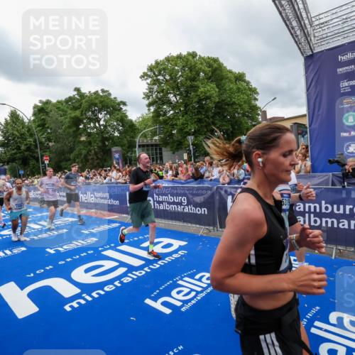29.06.2025 - hella hamburg halbmarathon Zöllner http://msf.ph/oto/8439150 29.06.2025 10:55:37 Ziel 2982, 3037, 5319, 6591, 8573, 11554, 11568, 12196, 12515, 12544, 12584, 13267, 14036, 14592, 16110, 16334, 16609, 17615 meine-sportfotos.de