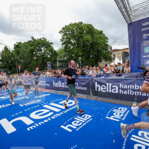 29.06.2025 - hella hamburg halbmarathon Zöllner http://msf.ph/oto/8439165 29.06.2025 10:55:37 Ziel 2982, 3037, 5319, 6591, 8573, 11554, 11568, 12196, 12515, 12544, 12584, 13267, 14036, 14592, 16110, 16334, 16609, 17615 meine-sportfotos.de