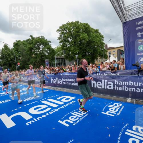 29.06.2025 - hella hamburg halbmarathon Zöllner http://msf.ph/oto/8439186 29.06.2025 10:55:37 Ziel 2982, 3037, 5319, 6591, 8573, 11554, 11568, 12196, 12515, 12544, 12584, 13267, 14036, 14592, 16110, 16334, 16609, 17615 meine-sportfotos.de