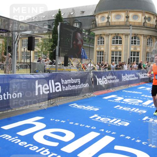 29.06.2025 - hella hamburg halbmarathon Michael Strokosch http://msf.ph/oto/8439201 29.06.2025 10:23:04 Ziel 4128, 7862, 18328 meine-sportfotos.de