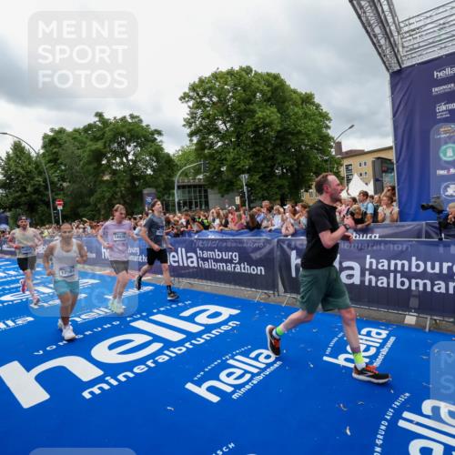 29.06.2025 - hella hamburg halbmarathon Zöllner http://msf.ph/oto/8439209 29.06.2025 10:55:38 Ziel 1120, 2955, 2982, 3037, 8573, 11039, 11554, 11568, 12196, 12515, 12544, 12584, 13267, 14036, 14592, 15896, 16110, 16334, 17615, 18064 meine-sportfotos.de