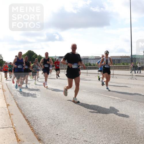 29.06.2025 - hella hamburg halbmarathon Lena Gebhardt http://msf.ph/oto/8439214 29.06.2025 09:52:45 Lombardsbrücke 17720, 1613, 17259, 2189, 1070, 1139, 1163, 1169, 1176, 1220, 1415, 1468, 1512, 1613, 1782, 2048, 2189, 2213, 2233, 2788, 2970, 3021, 3098, 3109, 3124, 3618, 3852, 3917, 3928, 4080, 4277, 4497, 4565, 4691, 4871, 4915, 4933, 4981, 5007, 5011, 5476, 5477, 5682, 6550, 6716, 7005, 7067, 7093, 7191, 7325, 7432, 7451, 7599, 7843, 7865, 7961, 8145, 8467, 8852, 9348, 9444, 10493, 10741, 10796, 11062, 11495, 11679, 11779, 12046, 12772, 13403, 13614, 13728, 14257 meine-sportfotos.de