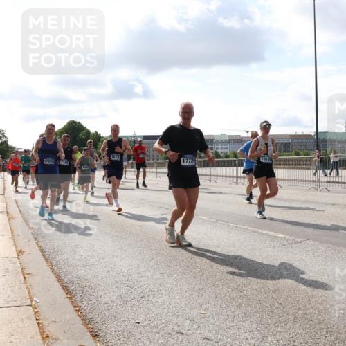 29.06.2025 - hella hamburg halbmarathon Lena Gebhardt http://msf.ph/oto/8439247 29.06.2025 09:52:45 Lombardsbrücke 17259, 2189, 4080, 1613, 17720, 1070, 1139, 1163, 1169, 1176, 1220, 1415, 1468, 1512, 1613, 1782, 2048, 2189, 2213, 2233, 2788, 2970, 3021, 3098, 3109, 3124, 3618, 3852, 3917, 3928, 4080, 4277, 4497, 4565, 4691, 4871, 4915, 4933, 4981, 5007, 5011, 5476, 5477, 5682, 6550, 6716, 7005, 7067, 7093, 7191, 7325, 7432, 7451, 7599, 7843, 7865, 7961, 8145, 8467, 8852, 9348, 9444, 10493, 10741, 10796, 11062, 11495, 11679, 11779, 12046, 12772, 13403, 13614, 13728, 14257 meine-sportfotos.de