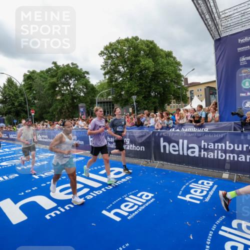 29.06.2025 - hella hamburg halbmarathon Zöllner http://msf.ph/oto/8439249 29.06.2025 10:55:38 Ziel 1120, 2955, 2982, 3037, 8573, 11039, 11554, 11568, 12196, 12515, 12544, 12584, 13267, 14036, 14592, 15896, 16110, 16334, 17615, 18064 meine-sportfotos.de