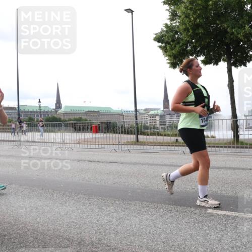 29.06.2025 - hella hamburg halbmarathon Lena Gebhardt http://msf.ph/oto/8439257 29.06.2025 10:29:08 Lombardsbrücke 1362, 1545, 1230, 1518, 1557, 1869, 2688, 3179, 3717, 4161, 4362, 4373, 4700, 4834, 4982, 5167, 5249, 5250, 6102, 6345, 6725, 7169, 7449, 8048, 8812, 9714, 10068, 10198, 10641, 10808, 11792, 11803, 11989, 12099, 12404, 12442, 12958, 13090, 14205, 14644, 15143, 15256, 15452, 15453, 15952, 15955, 16643, 16673, 16676, 18414 meine-sportfotos.de