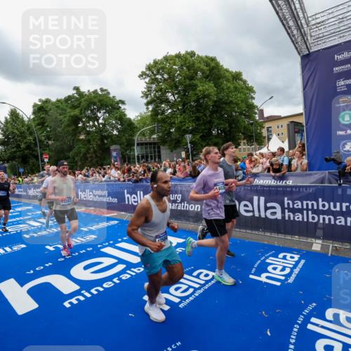 29.06.2025 - hella hamburg halbmarathon Zöllner http://msf.ph/oto/8439286 29.06.2025 10:55:38 Ziel 1120, 2955, 2982, 3037, 8573, 11039, 11554, 11568, 12196, 12515, 12544, 12584, 13267, 14036, 14592, 15896, 16110, 16334, 17615, 18064 meine-sportfotos.de