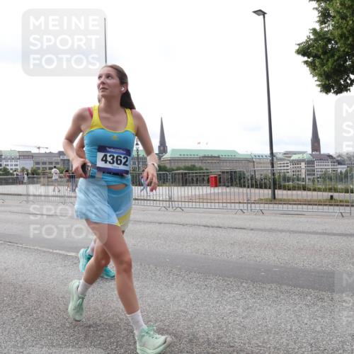 29.06.2025 - hella hamburg halbmarathon Lena Gebhardt http://msf.ph/oto/8439287 29.06.2025 10:29:08 Lombardsbrücke 1869, 4362, 1230, 1518, 1557, 1869, 2688, 3179, 3717, 4161, 4362, 4373, 4700, 4834, 4982, 5167, 5249, 5250, 6102, 6345, 6725, 7169, 7449, 8048, 8812, 9714, 10068, 10198, 10641, 10808, 11792, 11803, 11989, 12099, 12404, 12442, 12958, 13090, 14205, 14644, 15143, 15256, 15452, 15453, 15952, 15955, 16643, 16673, 16676, 18414 meine-sportfotos.de