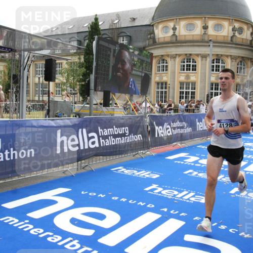 29.06.2025 - hella hamburg halbmarathon Michael Strokosch http://msf.ph/oto/8439310 29.06.2025 10:23:07 Ziel 4128, 7862, 18930 meine-sportfotos.de