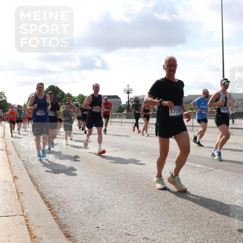 29.06.2025 - hella hamburg halbmarathon Lena Gebhardt http://msf.ph/oto/8439312 29.06.2025 09:52:45 Lombardsbrücke 17259, 2189, 17720, 4080, 18806, 1810, 1070, 1139, 1163, 1169, 1176, 1220, 1415, 1468, 1512, 1613, 1782, 2048, 2189, 2213, 2233, 2788, 2970, 3021, 3098, 3109, 3124, 3618, 3852, 3917, 3928, 4080, 4277, 4497, 4565, 4691, 4871, 4915, 4933, 4981, 5007, 5011, 5476, 5477, 5682, 6550, 6716, 7005, 7067, 7093, 7191, 7325, 7432, 7451, 7599, 7843, 7865, 7961, 8145, 8467, 8852, 9348, 9444, 10493, 10741, 10796, 11062, 11495, 11679, 11779, 12046, 12772, 13403, 13614, 13728, 14257 meine-sportfotos.de