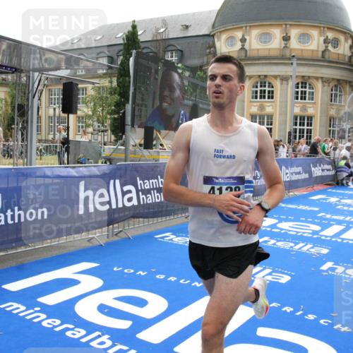 29.06.2025 - hella hamburg halbmarathon Michael Strokosch http://msf.ph/oto/8439322 29.06.2025 10:23:07 Ziel 4128, 7862, 18930 meine-sportfotos.de