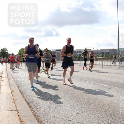 29.06.2025 - hella hamburg halbmarathon Lena Gebhardt http://msf.ph/oto/8439341 29.06.2025 09:52:46 Lombardsbrücke 17259, 1070, 1139, 1163, 1169, 1176, 1220, 1415, 1468, 1512, 1613, 1782, 2048, 2189, 2213, 2233, 2788, 2970, 3021, 3098, 3109, 3124, 3618, 3852, 3917, 3928, 4080, 4277, 4497, 4565, 4691, 4871, 4915, 4933, 4981, 5007, 5011, 5476, 5477, 5682, 6550, 6716, 7005, 7067, 7093, 7147, 7191, 7325, 7432, 7451, 7599, 7843, 7865, 7961, 8145, 8467, 8852, 9348, 10493, 10741, 10796, 11062, 11495, 11679, 11779, 12046, 12772, 13403, 13614, 14257 meine-sportfotos.de