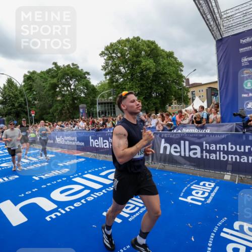 29.06.2025 - hella hamburg halbmarathon Zöllner http://msf.ph/oto/8439364 29.06.2025 10:55:40 Ziel 1120, 1143, 2955, 2982, 3037, 4897, 8573, 8618, 11039, 11554, 11568, 12196, 12515, 12544, 13267, 14592, 14909, 15896, 16110, 17615, 18064 meine-sportfotos.de