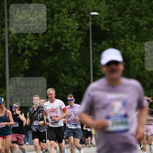 29.06.2025 - hella hamburg halbmarathon Dr. Thomas Lammeyer http://msf.ph/oto/8439388 29.06.2025 10:56:31 Kennedybrücke 1978, 1997, 3140, 3934, 4087, 4273, 4815, 5291, 5534, 6406, 6456, 6885, 6961, 6985, 7691, 7841, 8194, 8196, 8672, 9068, 9070, 9220, 9460, 9582, 9583, 9590, 9594, 9673, 9730, 10296, 10342, 10496, 10928, 11084, 11126, 11127, 11375 meine-sportfotos.de