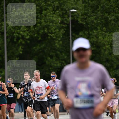 29.06.2025 - hella hamburg halbmarathon Dr. Thomas Lammeyer http://msf.ph/oto/8439391 29.06.2025 10:56:31 Kennedybrücke 1978, 1997, 3140, 3934, 4087, 4273, 4815, 5291, 5534, 6406, 6456, 6885, 6961, 6985, 7691, 7841, 8194, 8196, 8672, 9068, 9070, 9220, 9460, 9582, 9583, 9590, 9594, 9673, 9730, 10296, 10342, 10496, 10928, 11084, 11126, 11127, 11375 meine-sportfotos.de