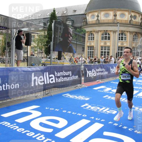 29.06.2025 - hella hamburg halbmarathon Michael Strokosch http://msf.ph/oto/8439464 29.06.2025 10:23:14 Ziel 18930 meine-sportfotos.de