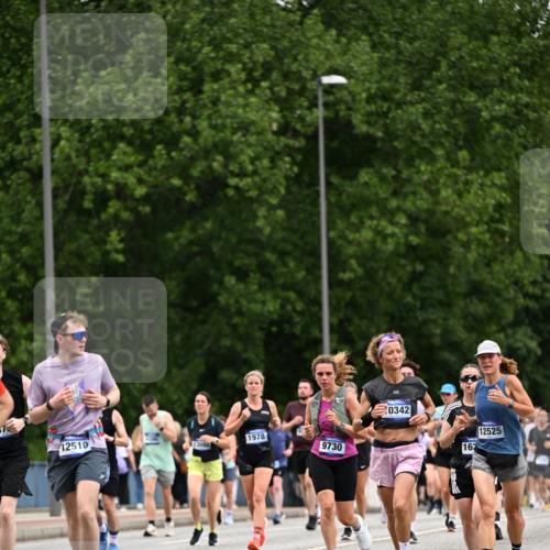 29.06.2025 - hella hamburg halbmarathon Dr. Thomas Lammeyer http://msf.ph/oto/8439478 29.06.2025 10:56:34 Kennedybrücke 1369, 1978, 1997, 3140, 3934, 4087, 4273, 4815, 5291, 6406, 6456, 6885, 6961, 6985, 7691, 7737, 7841, 8194, 8196, 8672, 9068, 9070, 9220, 9460, 9582, 9583, 9594, 9673, 9730, 10296, 10342, 10496, 10928, 11084, 11126, 11127, 11297, 11375 meine-sportfotos.de