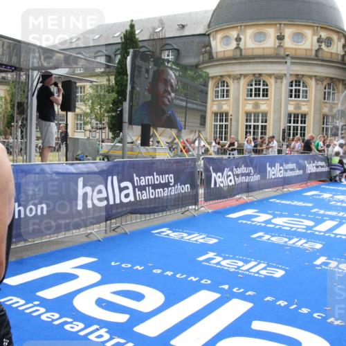 29.06.2025 - hella hamburg halbmarathon Michael Strokosch http://msf.ph/oto/8439498 29.06.2025 10:23:15 Ziel 18930 meine-sportfotos.de