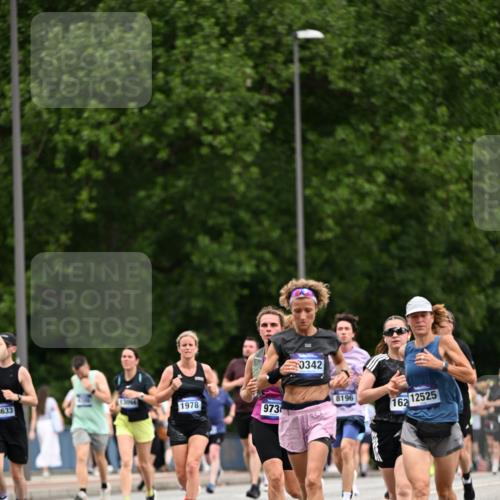 29.06.2025 - hella hamburg halbmarathon Dr. Thomas Lammeyer http://msf.ph/oto/8439510 29.06.2025 10:56:35 Kennedybrücke 1369, 1978, 1997, 3140, 3934, 4087, 4273, 4815, 5262, 5291, 6406, 6456, 6885, 6961, 6985, 7691, 7737, 7841, 8194, 8196, 8672, 9068, 9070, 9220, 9582, 9583, 9594, 9673, 9730, 10296, 10342, 10496, 10928, 11084, 11126, 11127, 11297, 11375 meine-sportfotos.de
