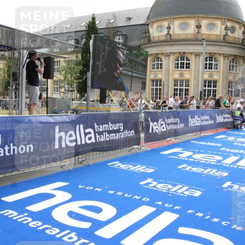 29.06.2025 - hella hamburg halbmarathon Michael Strokosch http://msf.ph/oto/8439511 29.06.2025 10:23:15 Ziel 18930 meine-sportfotos.de