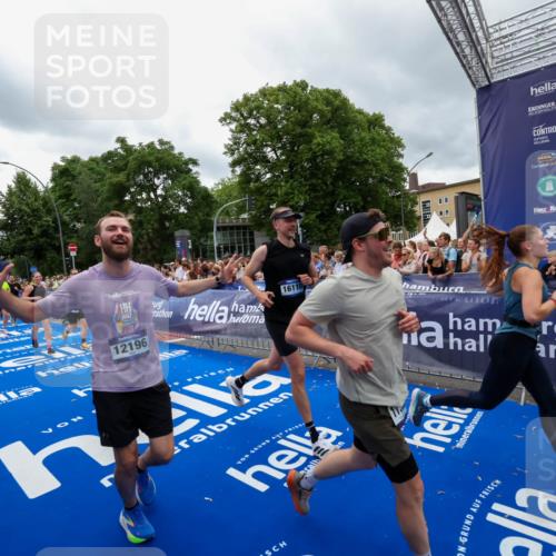 29.06.2025 - hella hamburg halbmarathon Zöllner http://msf.ph/oto/8439516 29.06.2025 10:55:42 Ziel 1120, 1143, 1834, 2955, 2982, 3037, 4897, 6924, 8255, 8573, 8618, 10212, 11039, 11568, 12196, 12483, 12515, 14909, 15896, 16110, 17615, 18064, 18190 meine-sportfotos.de